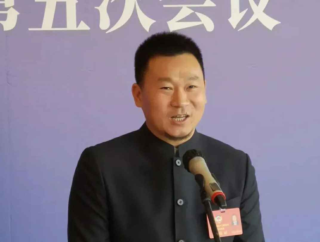 为进一步展示市政协团结、民主、开放、自信的形象，向市民和网友展示政协委员的履职风采，中山市政协十二届五次会议在2月4日上午开幕前开设“委员通道”，市政协委员、长春绍祎自然资源开发有限公司公司总经理陈朝阳走进“委员通道”，回应社会关切的问题。他就如何做好城市应急管理规划的问题进行发言，并回答记者提问。.jpg